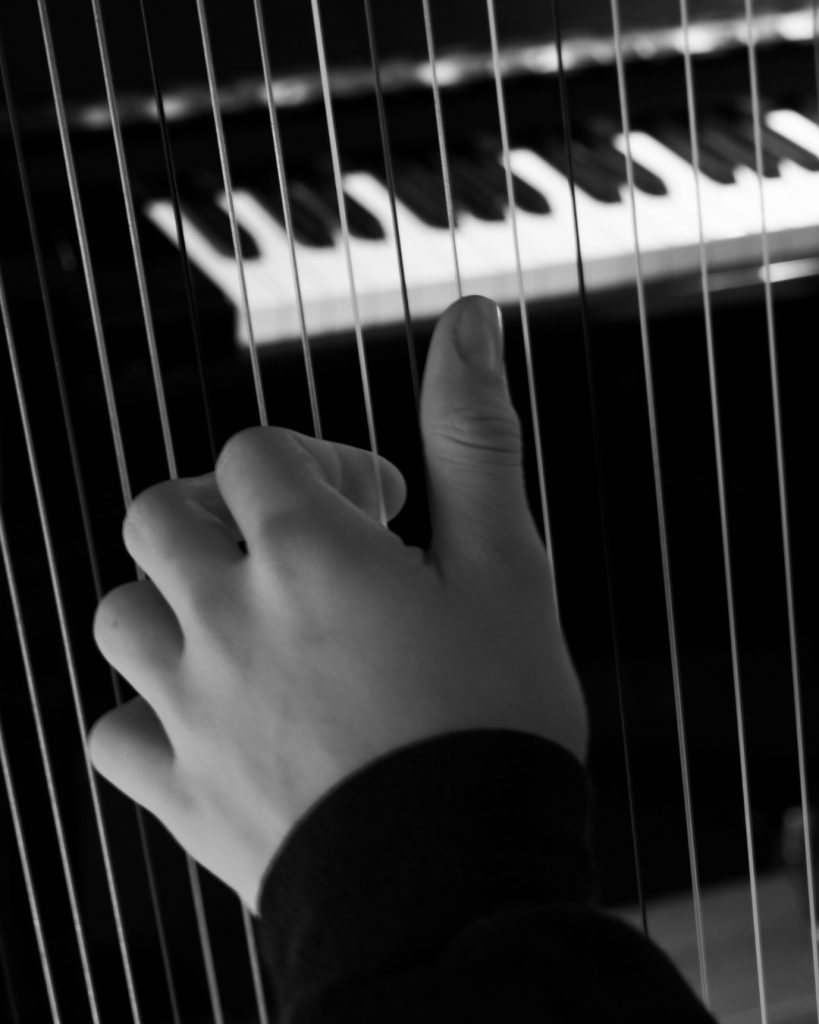 Kinderhand und Harfe. 