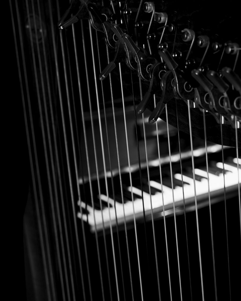 Harfe und im Hintergrund ein Klavier. 