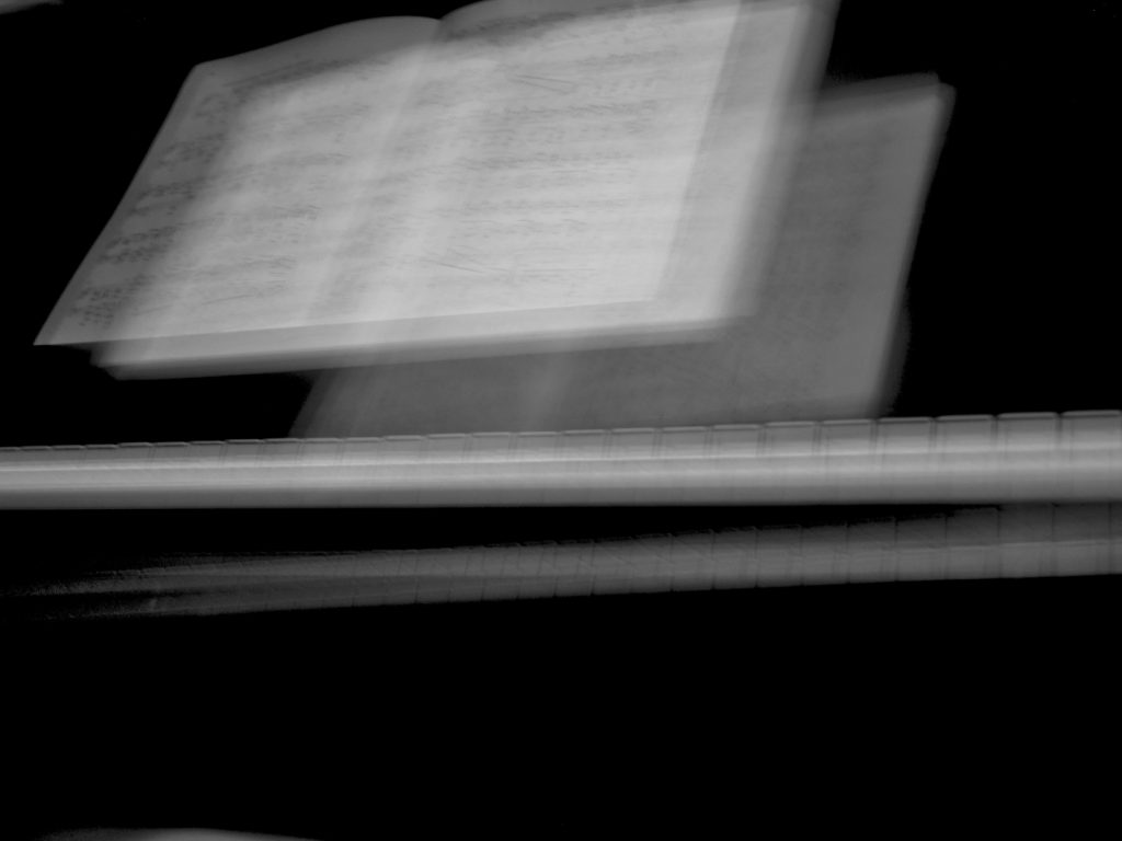 Abstraktes Klavier mit Noten. 