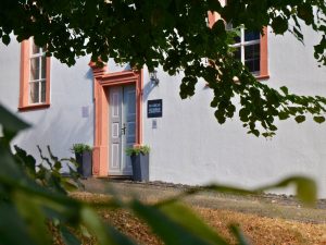 Sommerimpressionen an der evangelischen Kirche in Obbornhofen