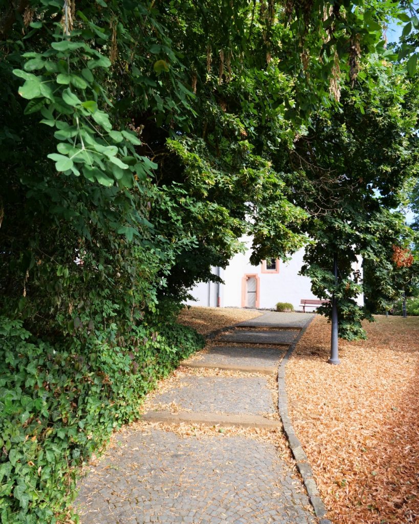 Sommerimpressionen an der evangelischen Kirche in Obbornhofen