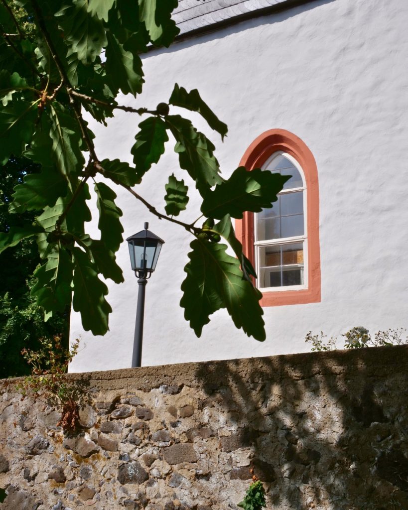 Sommerimpressionen an der evangelischen Kirche in Obbornhofen