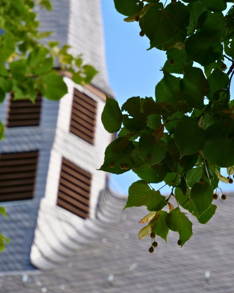 Sommerimpressionen an der evangelischen Kirche in Obbornhofen